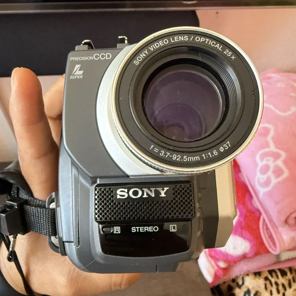 Sony Handycam DCR-TRV520 Digital8 Camcorder Plays Hi8 8mm Transfer Bundle